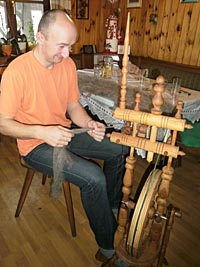 Robert Krammer am Spinnrad